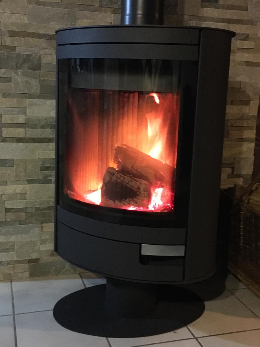 Poêle à bois Stromboli N, best-seller de la marque ROMOTOP depuis plus de 10 ans, pivotant à 360°, offrant une large vision du feu.
